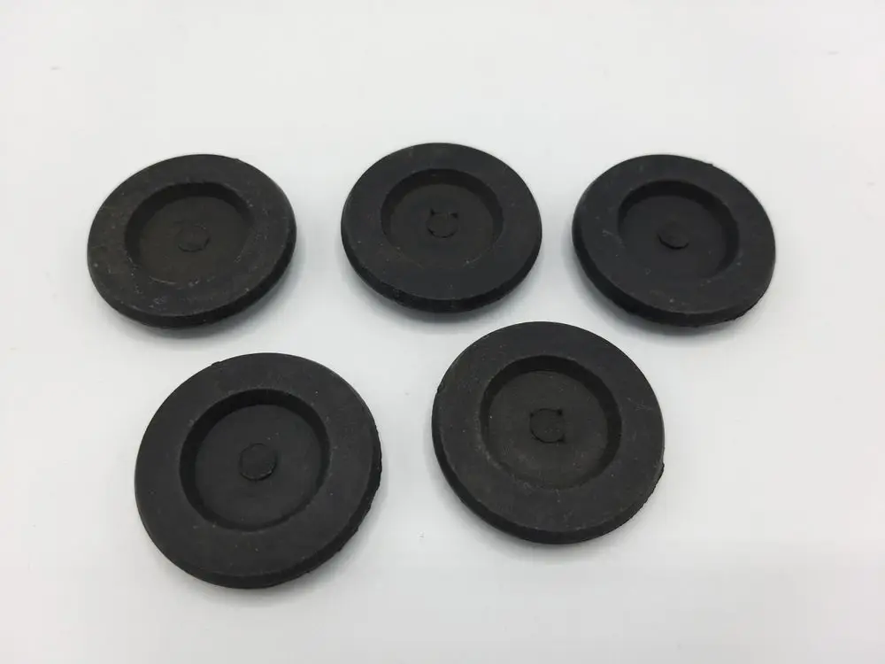 Fünf schwarze Gummidichtungen von Remeha mit flacher, runder Form auf hellem Hintergrund, zur Verwendung in technischen Anwendungen.